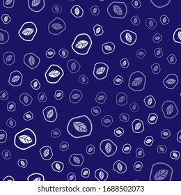 Escudo blanco con icono de hoja aislado sin fisuras en fondo azul. Protector de seguridad ecológico con hoja. Ilustración vectorial