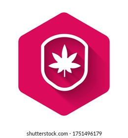 Weiße Schilde und Marihuana oder Cannabis-Blattsymbol einzeln auf langen Schatten. Legalisierung von Marijuana. Hanfsymbol. Rosa Hexagon-Taste. Vektorgrafik