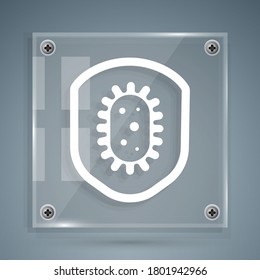 White Shield-Schutz vor Viren, Keimen und Bakterien Symbol einzeln auf grauem Hintergrund. Konzept des Immunsystems. Corona-Virus 2019-nCoV. Viereckige Glasplatten. Vektorgrafik