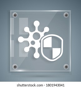 White Shield-Schutz vor Viren, Keimen und Bakterien Symbol einzeln auf grauem Hintergrund. Konzept des Immunsystems. Corona-Virus 2019-nCoV. Viereckige Glasplatten. Vektorgrafik