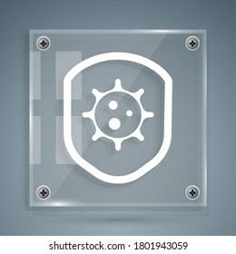 White Shield-Schutz vor Viren, Keimen und Bakterien Symbol einzeln auf grauem Hintergrund. Konzept des Immunsystems. Corona-Virus 2019-nCoV. Viereckige Glasplatten. Vektorgrafik