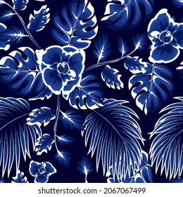 las plantas tropicales brillantes blancas son un patrón impecable, de moda con hojas de palma monstera de color azul marino monocromático y flores abstractas en el fondo nocturno. Tropos exóticos. Verano