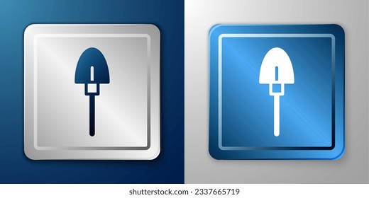 Icono de la pala blanca aislado en fondo azul y gris. Herramienta de jardinería. Herramienta para horticultura, agricultura, agricultura. Botón cuadrado plateado y azul. Vector