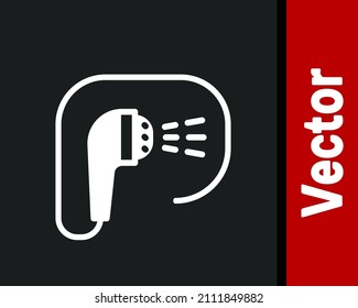 Cabeza de ducha blanca con gotas de agua que fluyen icono aislado en el fondo negro.  Vector
