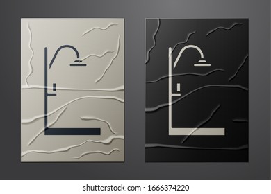 Icono de la ducha blanca aislado sobre fondo de papel desmitificado. Estilo de arte de papel. Ilustración vectorial
