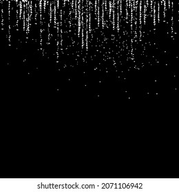 Guirnaldas de brillo de plata blanca colgando líneas verticales. Luces de confeti cayendo aisladas sobre fondo negro. La textura brillante de lujo. Polvo, bokeh, chispas, estrellas. Fondo de vacaciones vectoriales. 