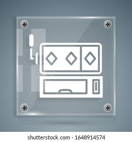 Icono de máquina tragaperras blancas aislado en fondo gris. Paneles de vidrio cuadrado.  Ilustración vectorial