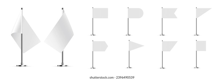 Banderas blancas pequeñas en los postes establecen la ilustración vectorial. Colección de mástiles 3D realistas con banderas de papel o de tela sobre palos metálicos de diferentes formas, decorativos, claros y prefabricados