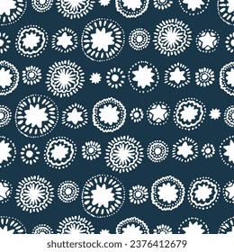 Weiße Schneeflocken auf blauem Hintergrund, nahtlose Weihnachtsvordrucke, handgezeichnet. Schneefestliches nahtloses Muster für Stoffdrucke, Karten, Design