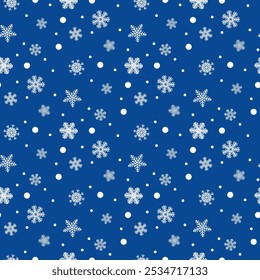 Weiße Schneeflocken auf buntem Hintergrund aus Packpapier. Weihnachtsferien Konzept.