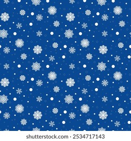 Weiße Schneeflocken auf buntem Hintergrund aus Packpapier. Weihnachtsferien Konzept.