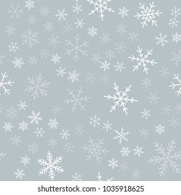 Weiße Schneeflocken nahtloses Muster auf hellgrauem Weihnachtshintergrund.