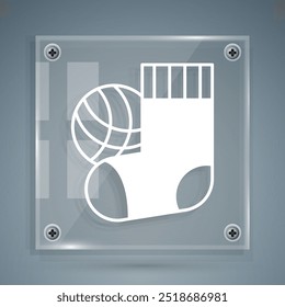 Weißes Socken-Symbol einzeln auf grauem Hintergrund. Quadratische Glasplatten. Vektorgrafik