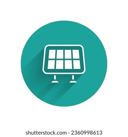 Icono del panel de energía solar blanca aislado con sombra larga. Botón Círculo verde. Vector