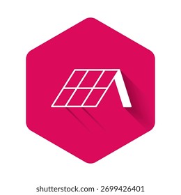 Ícone do painel Energia solar branca isolado com fundo de sombra longa. Botão hexágono rosa. Vetor