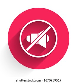 Icono silencioso del altavoz blanco aislado con una sombra larga. No hay ningún icono de sonido. Símbolo de volumen desactivado. Botón de círculo rojo. Ilustración vectorial
