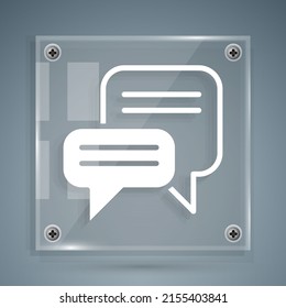 Icono de chat de burbuja de la palabra blanca aislado en fondo gris. Icono de mensaje. Símbolo de chat de comunicación o comentario. Paneles de vidrio cuadrado. Vector