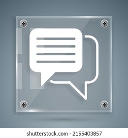 Icono de chat de burbuja de la palabra blanca aislado en fondo gris. Icono de mensaje. Símbolo de chat de comunicación o comentario. Paneles de vidrio cuadrado. Vector
