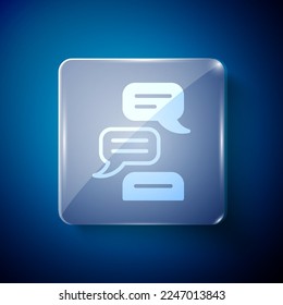 Icono de chat de burbuja de la palabra blanca aislado en fondo azul. Icono de mensaje. Símbolo de chat de comunicación o comentario. Paneles de vidrio cuadrado. Vector