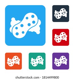 Esponja blanca con icono de burbujas aislado en fondo blanco. Wisp of bast para lavar platos. Logo del servicio de limpieza. Establezca iconos en los botones cuadrados de color. Vector