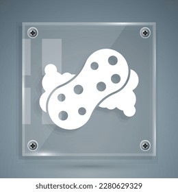 Weißer Schwamm mit Luftbläschen Symbol einzeln auf grauem Hintergrund. Wisp of Bast zum Abwasch. Reinigungslogo. Viereckige Glasplatten. Vektorgrafik