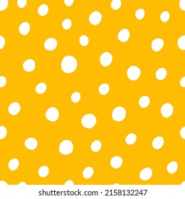 Manchas blancas con fondo amarillo sin costuras.