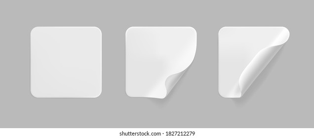 Pegatinas cuadradas blancas con esquinas rizadas se burlan del conjunto. Papel cuadrado adhesivo blanco en blanco o etiqueta adhesiva de plástico con efecto arrugado. Etiquetas de etiquetas de plantilla en blanco. 3.ᵉʳ vector realista