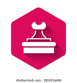 Icono de sello blanco aislado con sombra larga. Botón hexágono rosado. Vector.