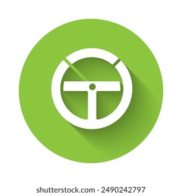 Icono blanco del volante aislado con sombra larga. Icono de rueda de coche. Botón círculo verde. Ilustración vectorial