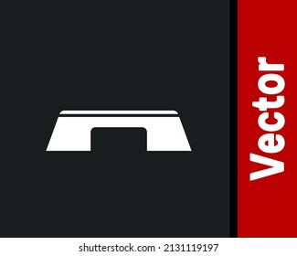 Icono de plataforma paso blanco aislado en fondo negro.  Vector
