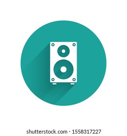 Icono del altavoz estéreo blanco aislado con una sombra larga. Altavoces del sistema de sonido. Icono de música. Equipo de bajos de altavoces de columna musical. Botón de círculo verde. Ilustración vectorial