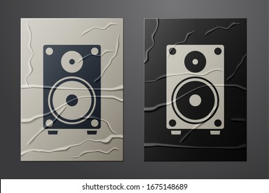 Icono del altavoz estéreo blanco aislado sobre fondo de papel desmitificado. Altavoces del sistema de sonido. Icono de música. Equipo de bajos de altavoces de columna musical. Estilo de arte de papel.  Ilustración vectorial