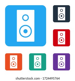 Icono de altavoz estéreo blanco aislado en fondo blanco. Altavoces del sistema de sonido. Icono de música. Equipo de bajos de altavoces de columna musical. Establezca iconos en los botones cuadrados de color. Ilustración vectorial
