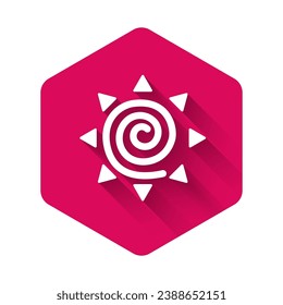 Icono Sol blanco aislado con fondo de sombra largo. Símbolo de verano. Buen día soleado. Botón hexágono rosado. Vector
