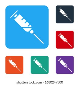 Icono de la Jeringa Blanca aislado en fondo blanco. Jeringa para vacuna, vacunación, inyección, vacuna antigripal. Equipo médico. Establecer iconos en botones cuadrados de color. Ilustración vectorial
