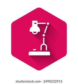 Weißes Tischlampen-Symbol mit langem Schattenhintergrund isoliert. Rosa Sechseck-Button. Vektorgrafik