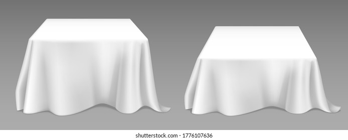 Manteles blancos sobre mesas cuadradas. Vector realistas burla del comedor vacío con manteles de lino blanco con cortinas para restaurante de banquete, evento de vacaciones o cena. Plantilla con cubierta de tela