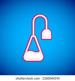 Icono de la bolsa de té blanca aislado en fondo azul.  Vector