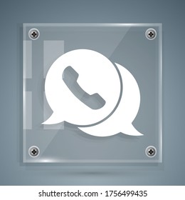 Teléfono blanco con icono de chat de burbuja de voz aislado en fondo gris. Asistencia al cliente, línea directa, centro de llamadas, faq. Paneles de vidrio cuadrado. Ilustración vectorial
