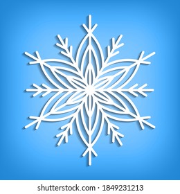 Copo de nieve de plantilla blanco con sombra sobre fondo azul. Icono de copos de nieve aislados.  Forma de papel vacía. Dibujo plano de la caricatura de invierno. Patrón hexagonal geométrico. Estilo de dibujo a mano.