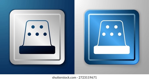 Dedal blanco para el icono de costura aislado en fondo azul y gris. Botón cuadrado plateado y azul. Vector
