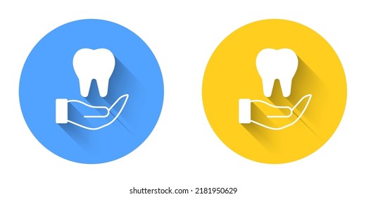 Icono de diente blanca aislado con fondo de sombra larga. Símbolo dental para clínica odontológica o centro médico odontológico y paquete de pasta dental. Botón Círculo. Vector