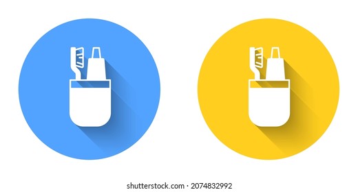 Pincel de dientes blanco y tubo de ícono de pasta dental aislado con fondo de sombra largo. Suministros de baño desechables. Botón Círculo. Vector