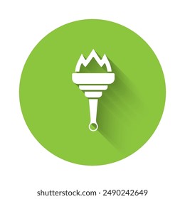 Weißes Fackelflammensymbol mit langem Schatten isoliert. Symbol Feuer heiß, Flammenkraft, Flammen und Hitze. Grün Kreis Button. Vektorgrafik