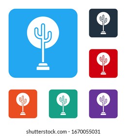 Icono de árbol blanco aislado en fondo blanco. Símbolo de bosque. Establecer iconos en botones cuadrados de color. Ilustración vectorial