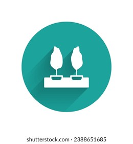 Icono de Árboles blancos aislado con sombra larga. Símbolo de bosque. Botón Círculo verde. Vector