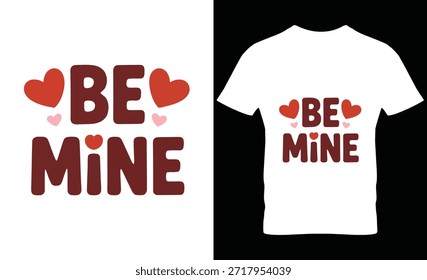 Camiseta blanca con texto rojo en negrita 'Be Mine' con gráficos de corazón para el amor