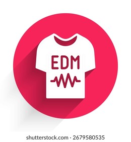 Icono blanco de la camiseta aislado con la sombra larga. Botón del círculo rojo. Vector