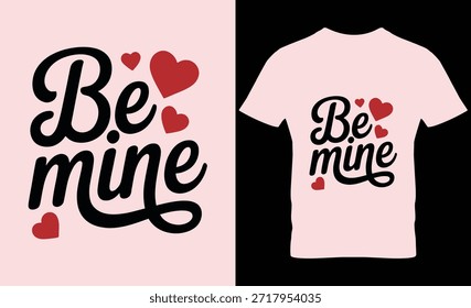 Camiseta blanca y cartel con texto romántico Be Mine y corazones rojos para el amor