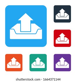Icono de bandeja de entrada en blanco aislado en fondo blanco. Establecer iconos en botones cuadrados de color. Ilustración vectorial